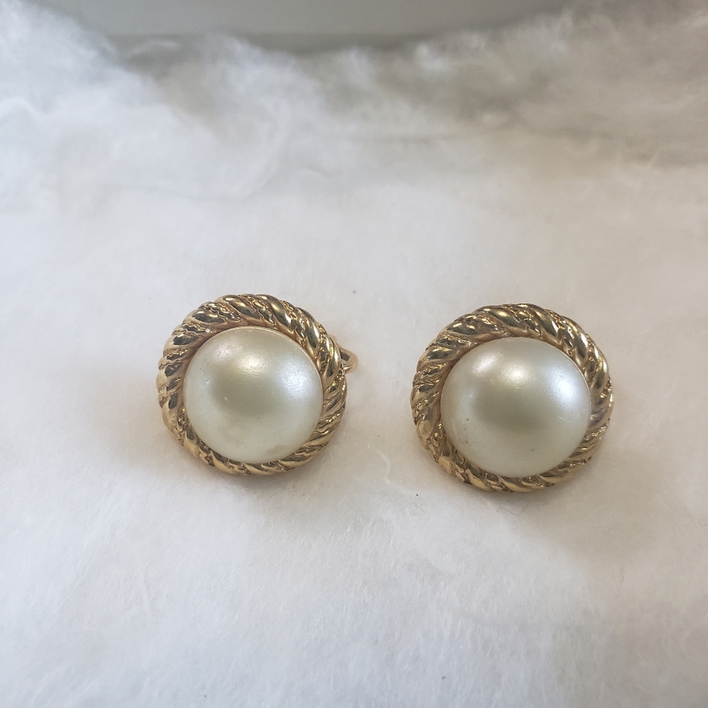 Vintage Trifari Clip On Earrings Round Faux Pearl Gold Tone Rope